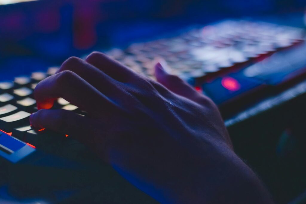 Person skriver på tastatur – eksempel på valg af det rigtige domænenavn
