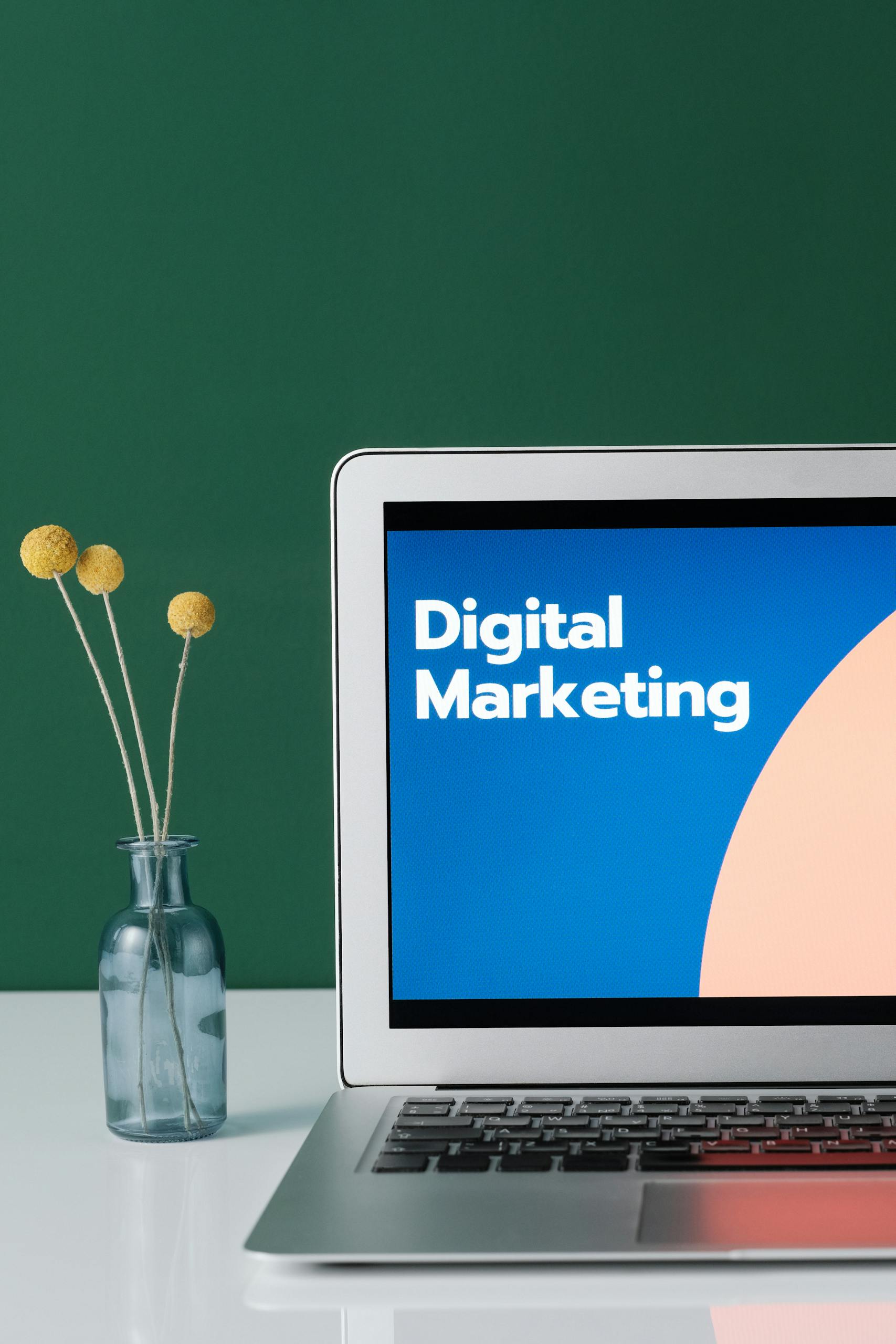 Oversigt over de bedste marketingværktøjer for selvstændige – herunder Canva, MailerLite, ConvertKit, SocialBee og EasyMe
